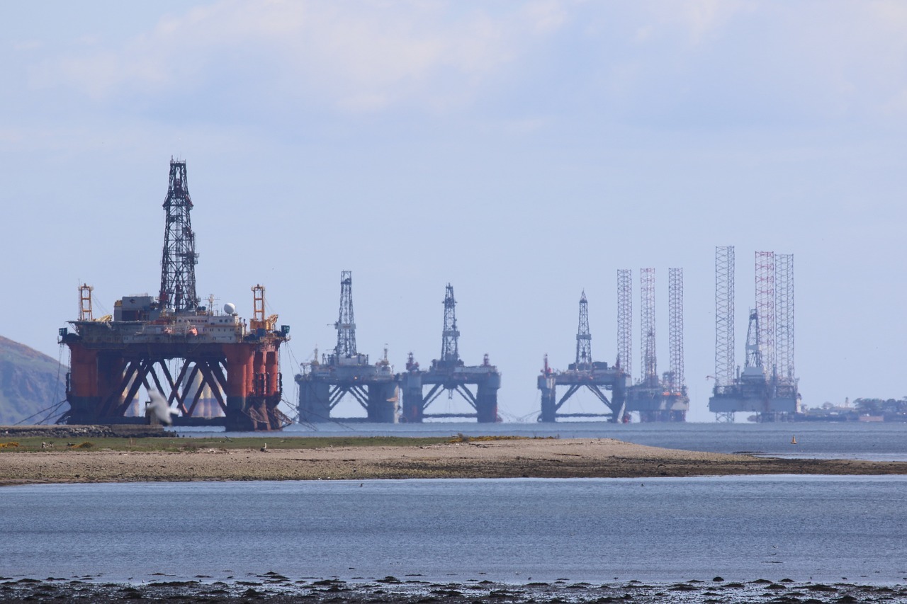 Oil rig in Scotland | Image by Elliott Day via Pixabay